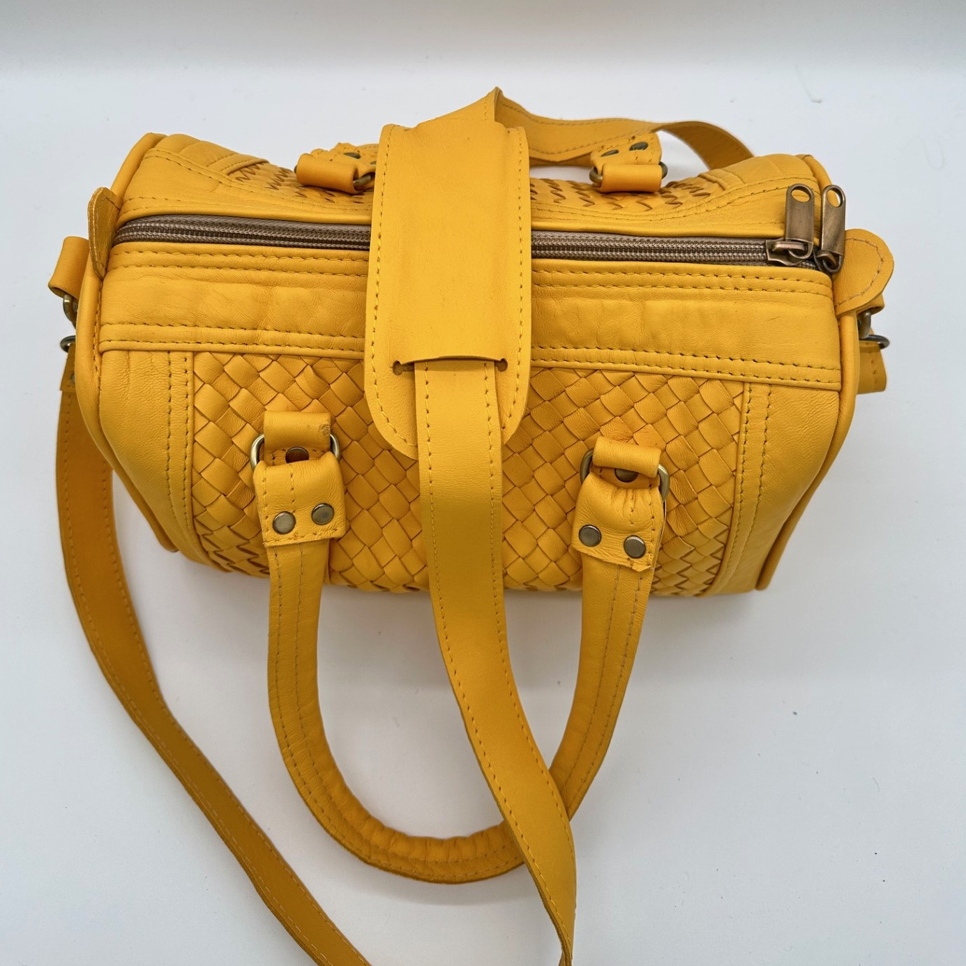 Kastenförmige Handtasche aus senfgelbem Leder mit geflochtenem Mittelteil, zwei Lederhenkeln und Reißverschluss