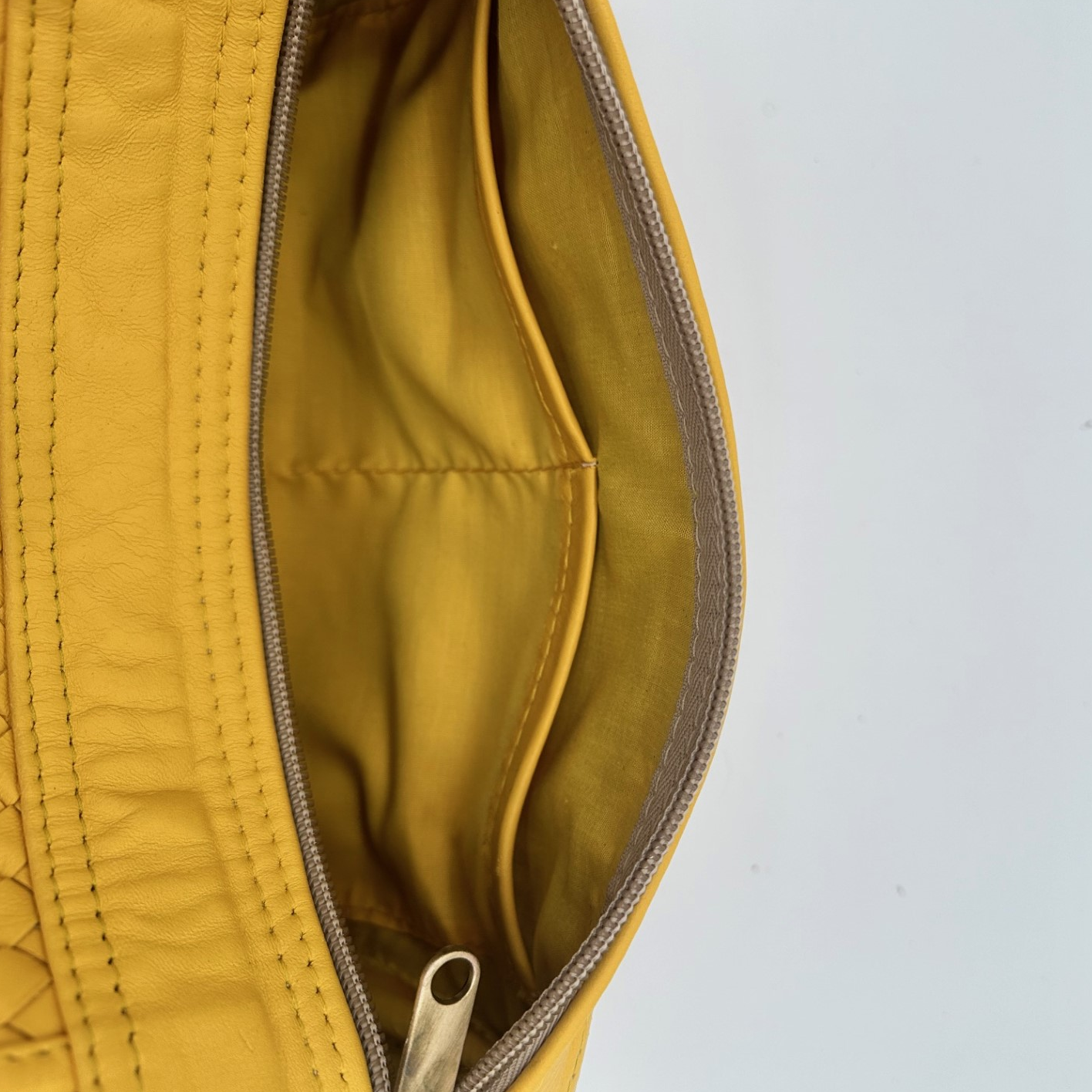 Kastenförmige Handtasche aus senfgelbem Leder mit geflochtenem Mittelteil, zwei Lederhenkeln und Reißverschluss