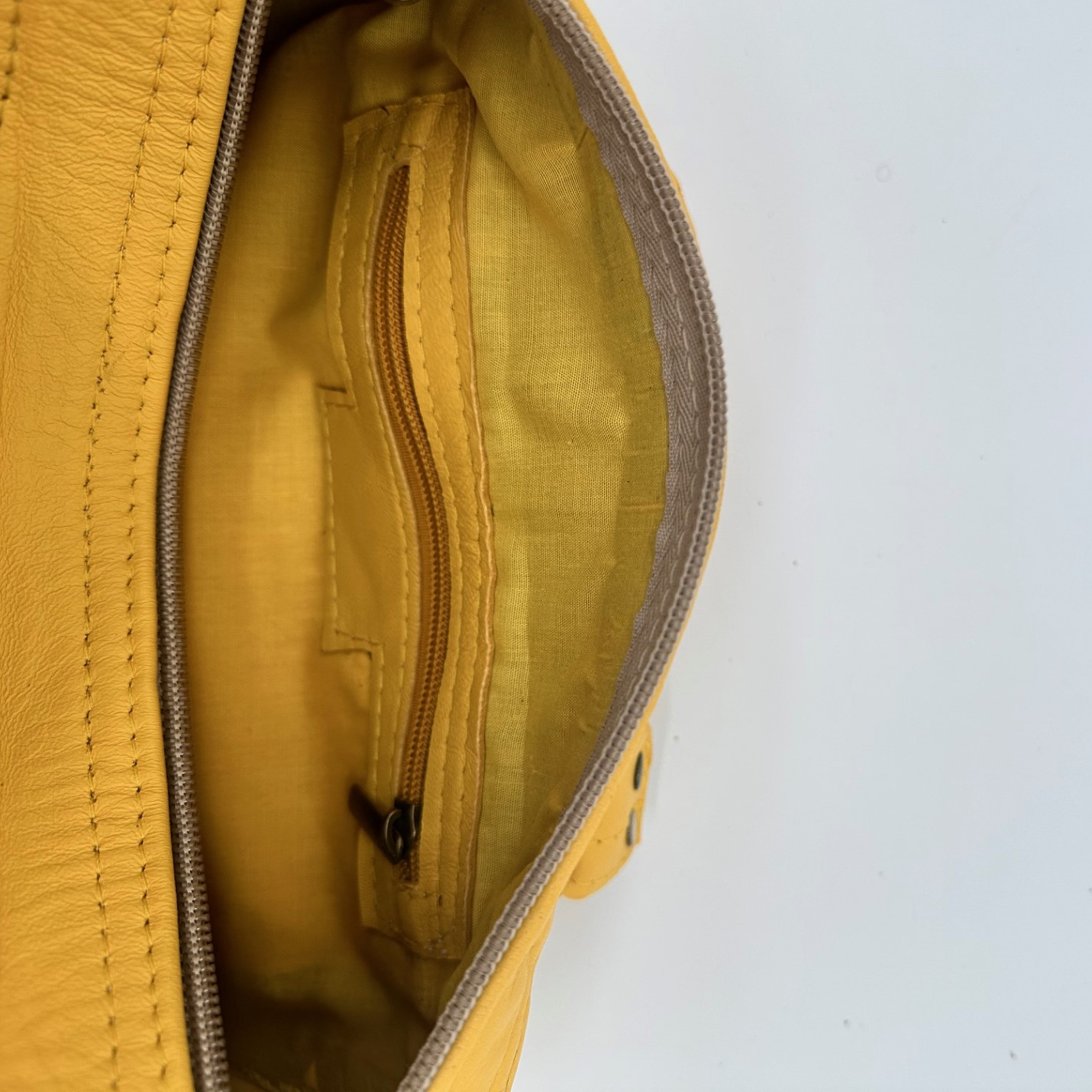 Kastenförmige Handtasche aus senfgelbem Leder mit geflochtenem Mittelteil, zwei Lederhenkeln und Reißverschluss