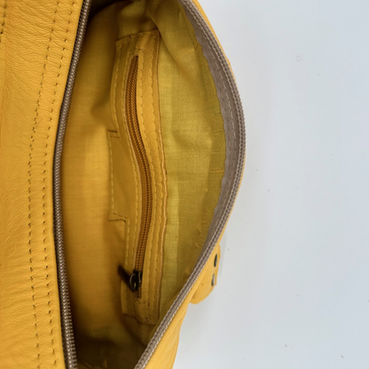 Kastenförmige Handtasche aus senfgelbem Leder mit geflochtenem Mittelteil, zwei Lederhenkeln und Reißverschluss