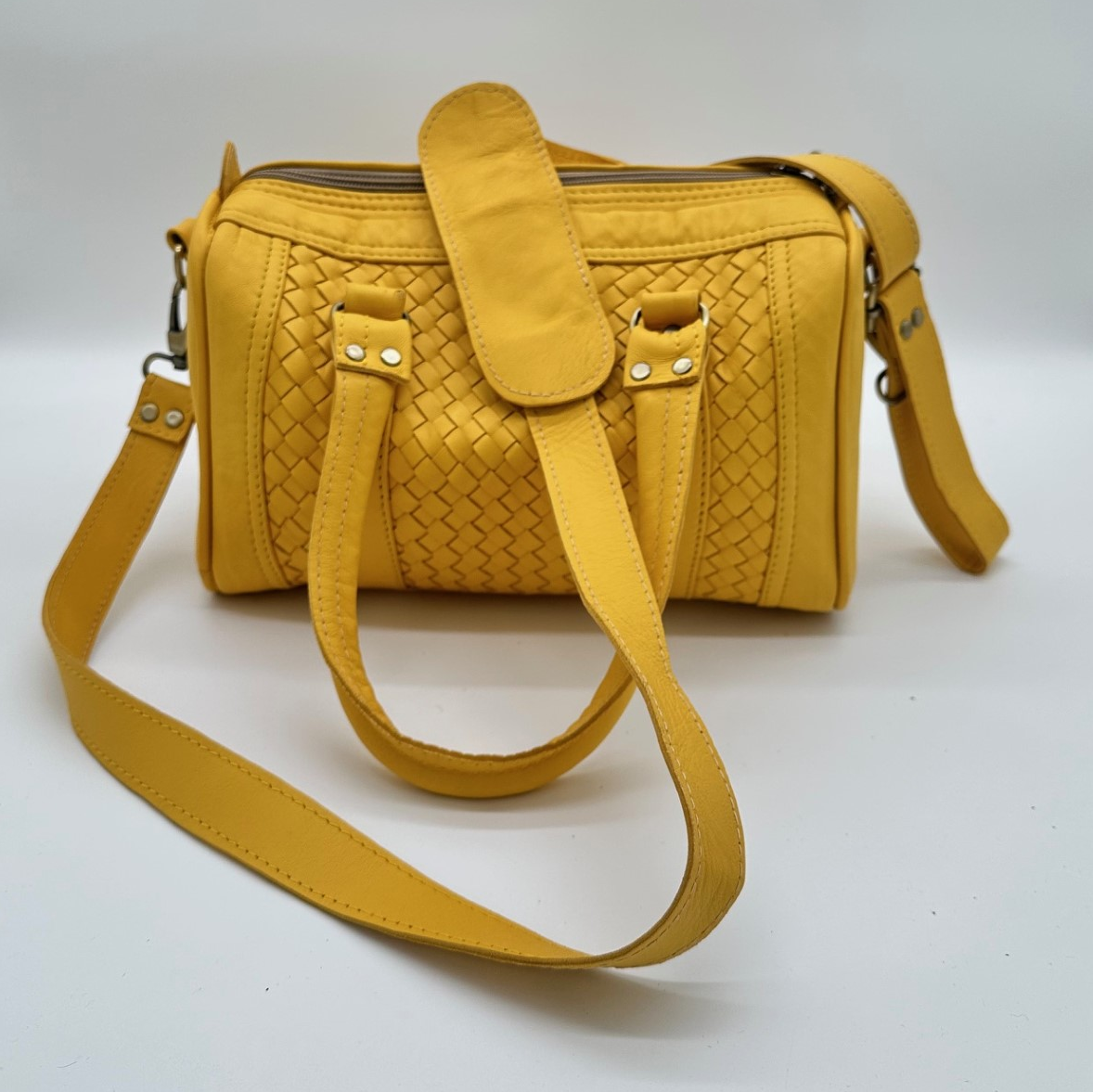 Kastenförmige Handtasche aus senfgelbem Leder mit geflochtenem Mittelteil, zwei Lederhenkeln und Reißverschluss